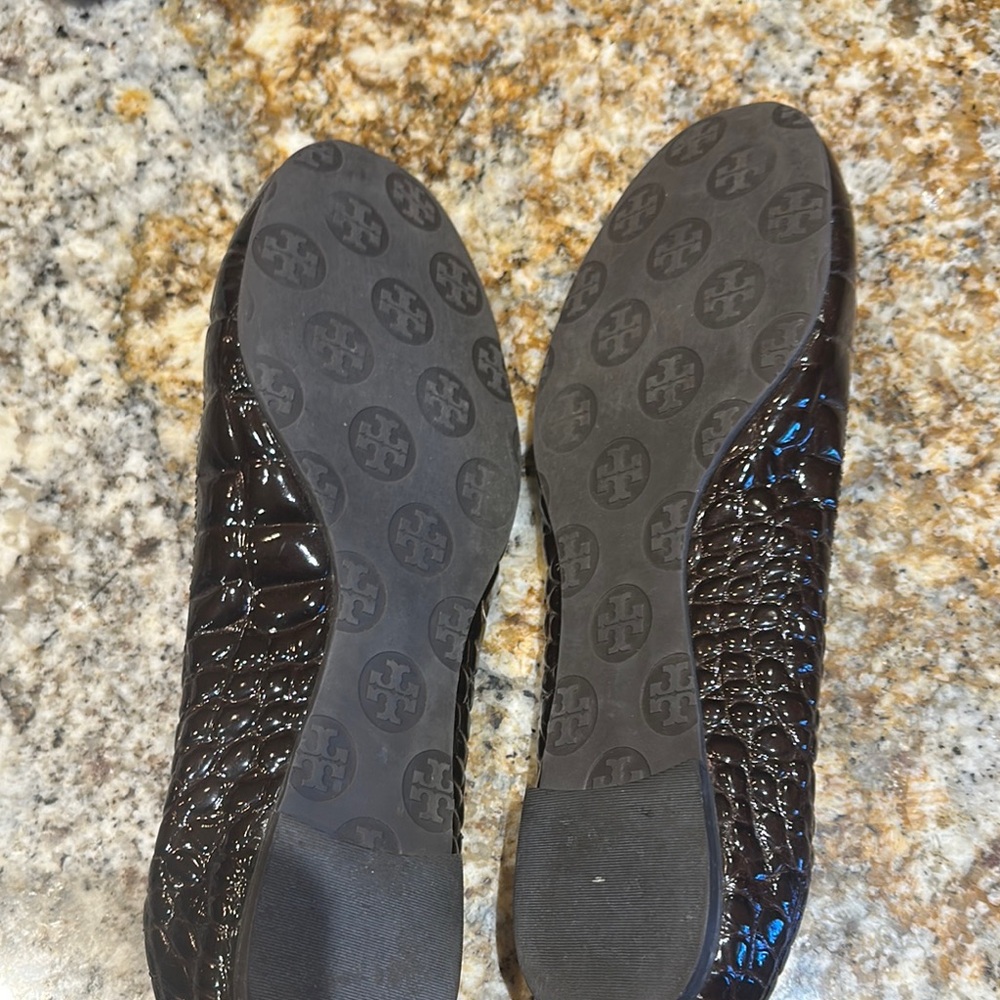 Tory Burch Brown Leather Flats with Classic Detailing - Picture 8 of 10